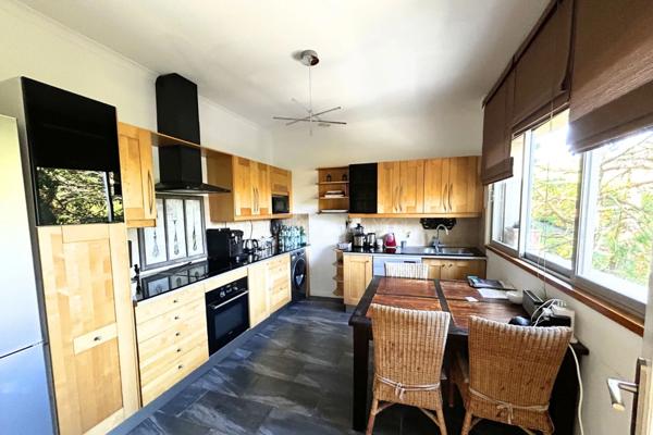 69260 CHARBONNIÈRES-LES-BAINS – Maison 7 pièces – Garage – Piscine – Terrain à bâtir – Calme – Sans vis-à-vis – Proche commodités