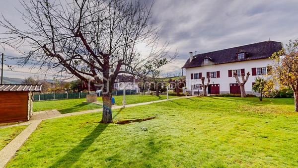 Située à Viodos-Abense-de-Bas à seulement 4mn de Mauléon, découvrez
cette charmante bâtisse Basque de 231m² habitable sur 3 niveaux édifiée sur une 
magnifique parcelle plate de 1907m².

                - VISITE VIRTUELLE GRATUITE - SUR DEMANDE -

Le RDC vous offre une belle entrée, une cuisine séparée de 26m² en accès 
direct sur une grande terrasse de 30m² en exposition Sud-Ouest, un séjour
avec sa cheminée, 3 chambres, une salle de bain et un WC.

À l'étage vous bénéficiez de 4 chambres, d'une cuisine séparée, d'une salle de bain +
douche, d'un WC ainsi que d'une belle pièce de 29m² pouvant servir de salon/
salle à manger ou salle de jeux.

Le sous-sol total de 159m² environ avec une double entrée, équipé également d'une cuisine 
et d'une douche, vous permettra de l'utiliser à votre guise (stationnement pour vos voitures, 
rangement, salle de jeux etc...).

Côté extérieur : Beau jardin plat et arboré entièrement clôturé, 2 terrasses, abris de jardin,
puits alimentant les WC et machine à laver.

Côté technique : Assainissement collectif, chauffage au gaz, électricité et cheminée, 
production d'eau chaude par cumulus, huisserie bois, double ou survitrage.
Possibilité de raccordement à la fibre.

Les Plus : Secteur calme - Vue dégagée - Sous-sol pouvant servir à une activité artisanale - 
Possibilité de constructibilité supplémentaire sur la parcelle.

Avec une remise au goût du jour intérieur, cette maison érigée avec des matériaux 
de qualité sera parfaite pour une vie familiale !

Je suis à votre écoute 7jours/7, je m'adapte à votre planning.