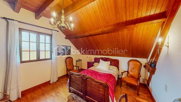 Située à Viodos-Abense-de-Bas à seulement 4mn de Mauléon, découvrez
cette charmante bâtisse Basque de 231m² habitable sur 3 niveaux édifiée sur une 
magnifique parcelle plate de 1907m².

                - VISITE VIRTUELLE GRATUITE - SUR DEMANDE -

Le RDC vous offre une belle entrée, une cuisine séparée de 26m² en accès 
direct sur une grande terrasse de 30m² en exposition Sud-Ouest, un séjour
avec sa cheminée, 3 chambres, une salle de bain et un WC.

À l'étage vous bénéficiez de 4 chambres, d'une cuisine séparée, d'une salle de bain +
douche, d'un WC ainsi que d'une belle pièce de 29m² pouvant servir de salon/
salle à manger ou salle de jeux.

Le sous-sol total de 159m² environ avec une double entrée, équipé également d'une cuisine 
et d'une douche, vous permettra de l'utiliser à votre guise (stationnement pour vos voitures, 
rangement, salle de jeux etc...).

Côté extérieur : Beau jardin plat et arboré entièrement clôturé, 2 terrasses, abris de jardin,
puits alimentant les WC et machine à laver.

Côté technique : Assainissement collectif, chauffage au gaz, électricité et cheminée, 
production d'eau chaude par cumulus, huisserie bois, double ou survitrage.
Possibilité de raccordement à la fibre.

Les Plus : Secteur calme - Vue dégagée - Sous-sol pouvant servir à une activité artisanale - 
Possibilité de constructibilité supplémentaire sur la parcelle.

Avec une remise au goût du jour intérieur, cette maison érigée avec des matériaux 
de qualité sera parfaite pour une vie familiale !

Je suis à votre écoute 7jours/7, je m'adapte à votre planning.