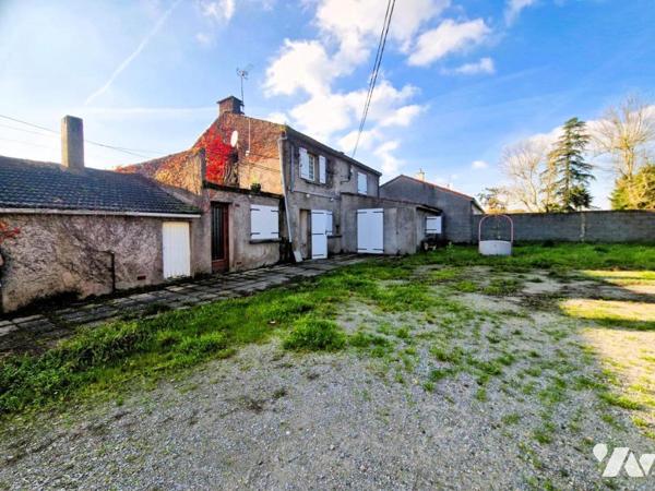 CHAUMES EN RETZ, maison en pierres aux beaux volumes, à rénover entièrement