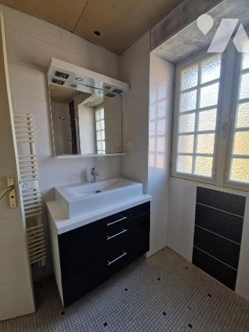 CHAUMES EN RETZ, maison en pierres aux beaux volumes, à rénover entièrement