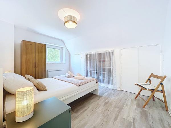 GUILERS : Maison traditionnelle en pierre en bordure d’étang, avec appartement indépendant