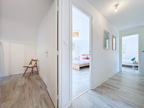 GUILERS : Maison traditionnelle en pierre en bordure d’étang, avec appartement indépendant
