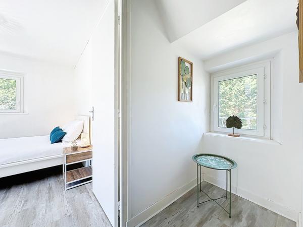 GUILERS : Maison traditionnelle en pierre en bordure d’étang, avec appartement indépendant