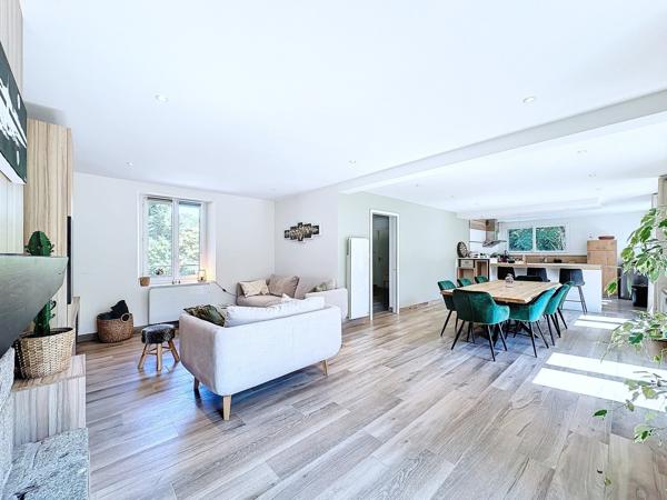 GUILERS : Maison traditionnelle en pierre en bordure d’étang, avec appartement indépendant