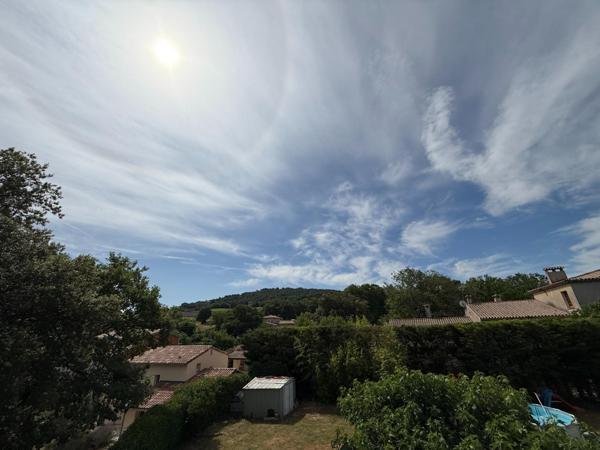 Quartier prisé, pour cette maison de l'an 2000.