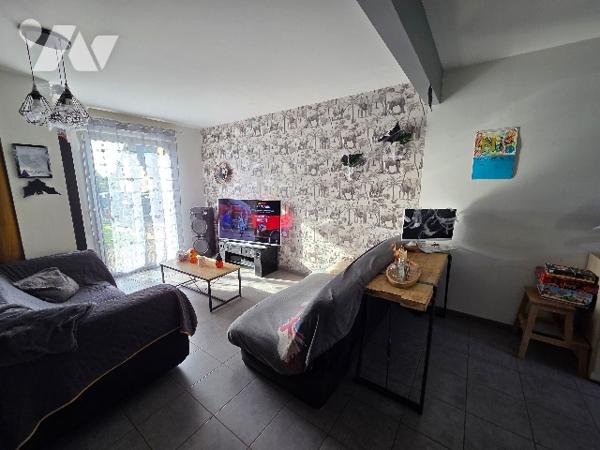 A 5mn de PAVILLY, pavillon d'~93 m², sur terrain d'~685m², trois chambres. parking.