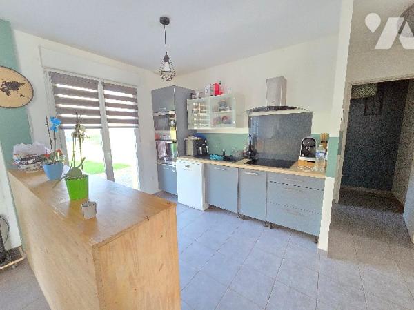 A 5mn de PAVILLY, pavillon d'~93 m², sur terrain d'~685m², trois chambres. parking.