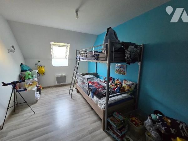 A 5mn de PAVILLY, pavillon d'~93 m², sur terrain d'~685m², trois chambres. parking.