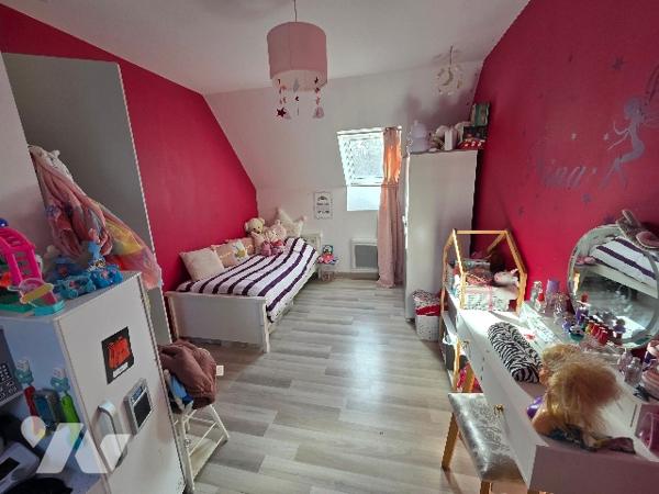 A 5mn de PAVILLY, pavillon d'~93 m², sur terrain d'~685m², trois chambres. parking.