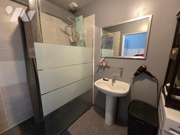 A 5mn de PAVILLY, pavillon d'~93 m², sur terrain d'~685m², trois chambres. parking.