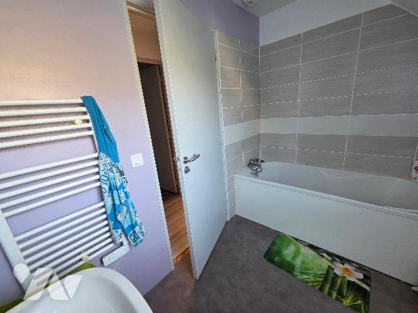 A 5mn de PAVILLY, pavillon d'~93 m², sur terrain d'~685m², trois chambres. parking.