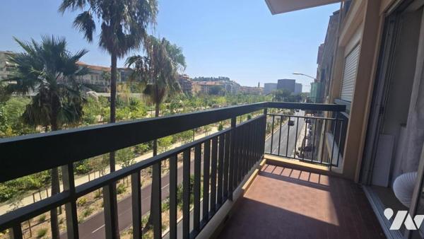 Appartement trois pièces coulée verte