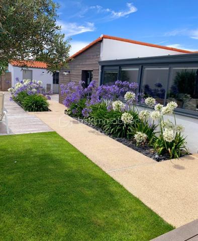 Découvrez cette magnifique propriété offrant de beaux volumes et des prestations de qualité, une maison idéale en principale comme en secondaire.
Dès l'entrée, vous serez séduits par l'atmosphère chaleureuse de la maison. Elle se compose d'un beau séjour lumineux, de deux chambres confortables, d'un dressing aménagé ainsi que d'une grande cuisine équipée et aménagée avec des matériaux et des équipements hauts de gamme.
Une belle suite parentale complète l'ensemble avec sa chambre spacieuse et sa salle de bain privative garantissant confort et intimité.
A l'extérieur, le jardin paysagé accueille une superbe piscine au sel, parfaite pour profiter des beaux jours en toute sérénité.
Une dépendance offre de multiples possibilités. Un pool house complète l'ensemble immobilier. Un bien rare à visiter sans tarder!