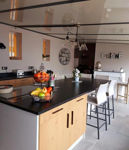 Découvrez cette magnifique propriété offrant de beaux volumes et des prestations de qualité, une maison idéale en principale comme en secondaire.
Dès l'entrée, vous serez séduits par l'atmosphère chaleureuse de la maison. Elle se compose d'un beau séjour lumineux, de deux chambres confortables, d'un dressing aménagé ainsi que d'une grande cuisine équipée et aménagée avec des matériaux et des équipements hauts de gamme.
Une belle suite parentale complète l'ensemble avec sa chambre spacieuse et sa salle de bain privative garantissant confort et intimité.
A l'extérieur, le jardin paysagé accueille une superbe piscine au sel, parfaite pour profiter des beaux jours en toute sérénité.
Une dépendance offre de multiples possibilités. Un pool house complète l'ensemble immobilier. Un bien rare à visiter sans tarder!