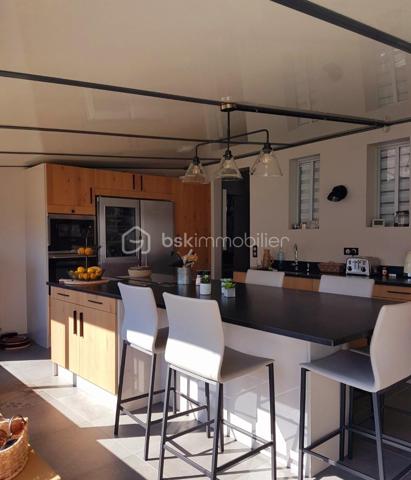 Découvrez cette magnifique propriété offrant de beaux volumes et des prestations de qualité, une maison idéale en principale comme en secondaire.
Dès l'entrée, vous serez séduits par l'atmosphère chaleureuse de la maison. Elle se compose d'un beau séjour lumineux, de deux chambres confortables, d'un dressing aménagé ainsi que d'une grande cuisine équipée et aménagée avec des matériaux et des équipements hauts de gamme.
Une belle suite parentale complète l'ensemble avec sa chambre spacieuse et sa salle de bain privative garantissant confort et intimité.
A l'extérieur, le jardin paysagé accueille une superbe piscine au sel, parfaite pour profiter des beaux jours en toute sérénité.
Une dépendance offre de multiples possibilités. Un pool house complète l'ensemble immobilier. Un bien rare à visiter sans tarder!