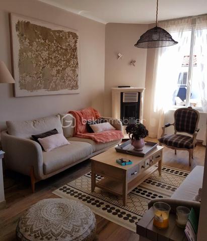 Découvrez cette magnifique propriété offrant de beaux volumes et des prestations de qualité, une maison idéale en principale comme en secondaire.
Dès l'entrée, vous serez séduits par l'atmosphère chaleureuse de la maison. Elle se compose d'un beau séjour lumineux, de deux chambres confortables, d'un dressing aménagé ainsi que d'une grande cuisine équipée et aménagée avec des matériaux et des équipements hauts de gamme.
Une belle suite parentale complète l'ensemble avec sa chambre spacieuse et sa salle de bain privative garantissant confort et intimité.
A l'extérieur, le jardin paysagé accueille une superbe piscine au sel, parfaite pour profiter des beaux jours en toute sérénité.
Une dépendance offre de multiples possibilités. Un pool house complète l'ensemble immobilier. Un bien rare à visiter sans tarder!