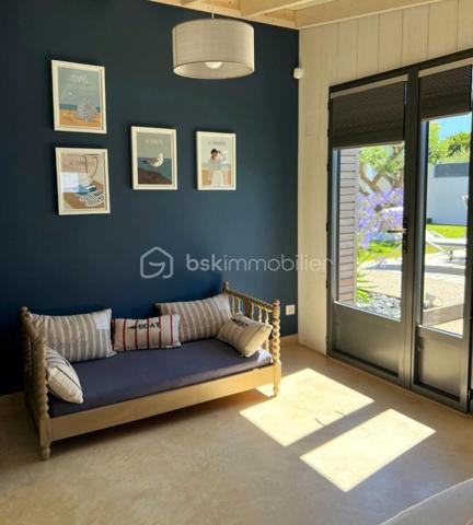 Découvrez cette magnifique propriété offrant de beaux volumes et des prestations de qualité, une maison idéale en principale comme en secondaire.
Dès l'entrée, vous serez séduits par l'atmosphère chaleureuse de la maison. Elle se compose d'un beau séjour lumineux, de deux chambres confortables, d'un dressing aménagé ainsi que d'une grande cuisine équipée et aménagée avec des matériaux et des équipements hauts de gamme.
Une belle suite parentale complète l'ensemble avec sa chambre spacieuse et sa salle de bain privative garantissant confort et intimité.
A l'extérieur, le jardin paysagé accueille une superbe piscine au sel, parfaite pour profiter des beaux jours en toute sérénité.
Une dépendance offre de multiples possibilités. Un pool house complète l'ensemble immobilier. Un bien rare à visiter sans tarder!
