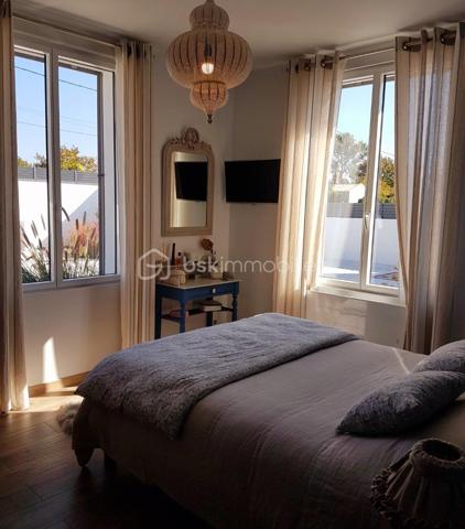 Découvrez cette magnifique propriété offrant de beaux volumes et des prestations de qualité, une maison idéale en principale comme en secondaire.
Dès l'entrée, vous serez séduits par l'atmosphère chaleureuse de la maison. Elle se compose d'un beau séjour lumineux, de deux chambres confortables, d'un dressing aménagé ainsi que d'une grande cuisine équipée et aménagée avec des matériaux et des équipements hauts de gamme.
Une belle suite parentale complète l'ensemble avec sa chambre spacieuse et sa salle de bain privative garantissant confort et intimité.
A l'extérieur, le jardin paysagé accueille une superbe piscine au sel, parfaite pour profiter des beaux jours en toute sérénité.
Une dépendance offre de multiples possibilités. Un pool house complète l'ensemble immobilier. Un bien rare à visiter sans tarder!