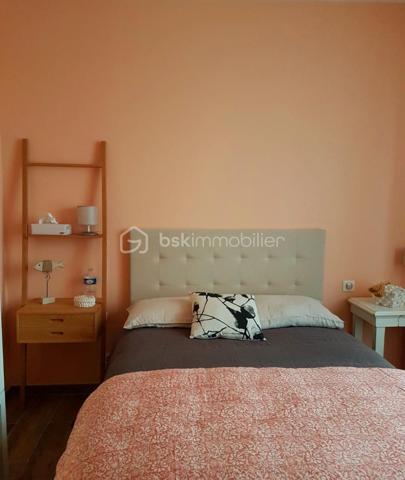 Découvrez cette magnifique propriété offrant de beaux volumes et des prestations de qualité, une maison idéale en principale comme en secondaire.
Dès l'entrée, vous serez séduits par l'atmosphère chaleureuse de la maison. Elle se compose d'un beau séjour lumineux, de deux chambres confortables, d'un dressing aménagé ainsi que d'une grande cuisine équipée et aménagée avec des matériaux et des équipements hauts de gamme.
Une belle suite parentale complète l'ensemble avec sa chambre spacieuse et sa salle de bain privative garantissant confort et intimité.
A l'extérieur, le jardin paysagé accueille une superbe piscine au sel, parfaite pour profiter des beaux jours en toute sérénité.
Une dépendance offre de multiples possibilités. Un pool house complète l'ensemble immobilier. Un bien rare à visiter sans tarder!