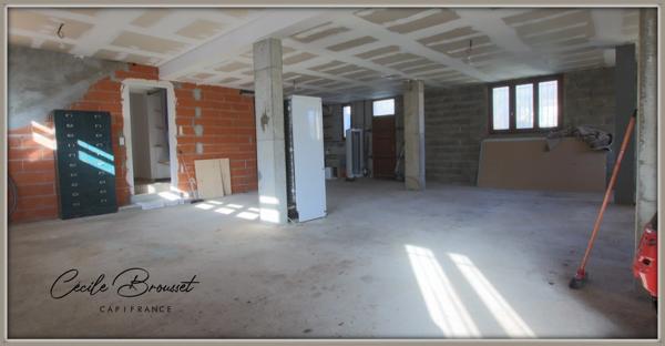 Villa 4 faces à vendre sur 1425 m2 de terrain avec garage et studio indépendant à REYNES (66)