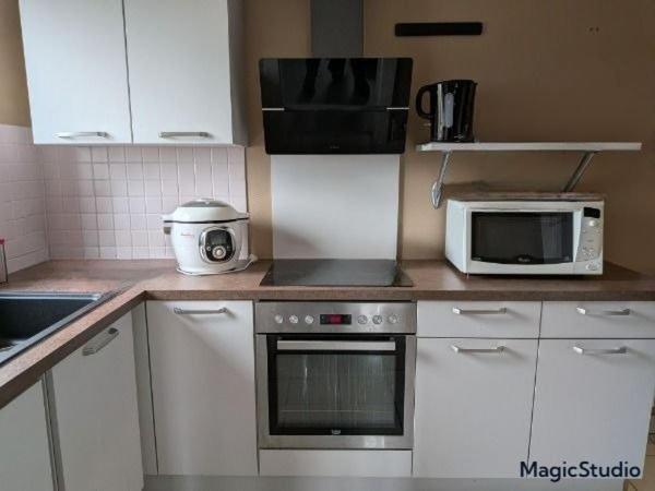 Maison ancienne rénové avec terrain et un appartement loué à ARC ET SENANS  (DOUBS )