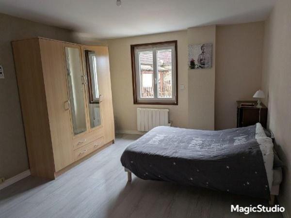 Maison ancienne rénové avec terrain et un appartement loué à ARC ET SENANS  (DOUBS )