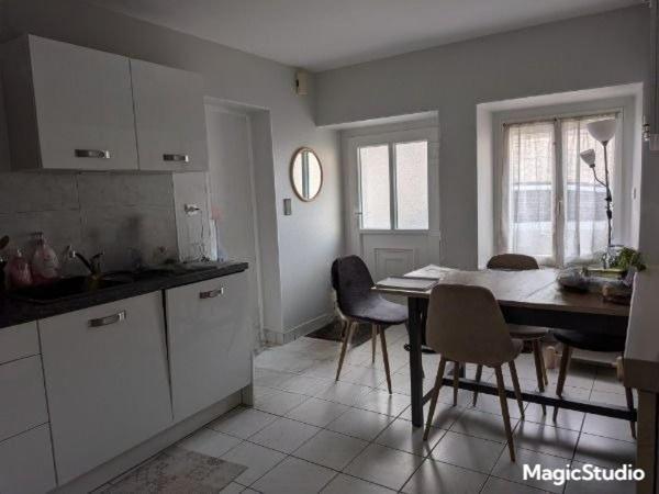 Maison ancienne rénové avec terrain et un appartement loué à ARC ET SENANS  (DOUBS )