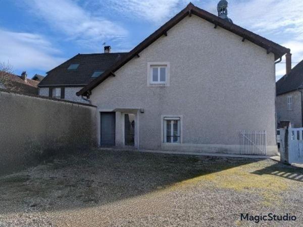 Maison ancienne rénové avec terrain et un appartement loué à ARC ET SENANS  (DOUBS )