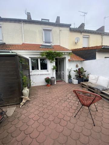 Découvrez cette charmante maison de 65 m² répartis sur 3 niveaux située à Trignac, entièrement rénovée avec goût il y a seulement 2 ans.
Son emplacement permet de bénéficier d'un accès immédiat  à St Nazaire, aux commerces et aux principaux axes de circulation.

Cette maison mitoyenne se compose de:

Au RDC: 
- dés l'entrée vous serez séduit par sa belle pièce de vie d environ 33 m² comprenant une cuisine lumineuse aménagée et équipée ouverte sur un salon cosy
- un espace de rangement
- un WC indépendant

Au premier étage:
- une SDE moderne 
- une chambre avec dressing

Au deuxième étage:
- une seconde chambre

A l'extérieur vous profiterez d'une agréable terrasse de 20 m² bien exposée et entourée avec un cabanon de jardin pour un espace de stockage supplémentaire.
Vous bénéficiez de 2 places de parking privatives 

Une maison clé en main à découvrir sans tarder!
(Prix Frais d'Agence Inclus)