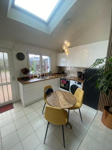 Découvrez cette charmante maison de 65 m² répartis sur 3 niveaux située à Trignac, entièrement rénovée avec goût il y a seulement 2 ans.
Son emplacement permet de bénéficier d'un accès immédiat  à St Nazaire, aux commerces et aux principaux axes de circulation.

Cette maison mitoyenne se compose de:

Au RDC: 
- dés l'entrée vous serez séduit par sa belle pièce de vie d environ 33 m² comprenant une cuisine lumineuse aménagée et équipée ouverte sur un salon cosy
- un espace de rangement
- un WC indépendant

Au premier étage:
- une SDE moderne 
- une chambre avec dressing

Au deuxième étage:
- une seconde chambre

A l'extérieur vous profiterez d'une agréable terrasse de 20 m² bien exposée et entourée avec un cabanon de jardin pour un espace de stockage supplémentaire.
Vous bénéficiez de 2 places de parking privatives 

Une maison clé en main à découvrir sans tarder!
(Prix Frais d'Agence Inclus)