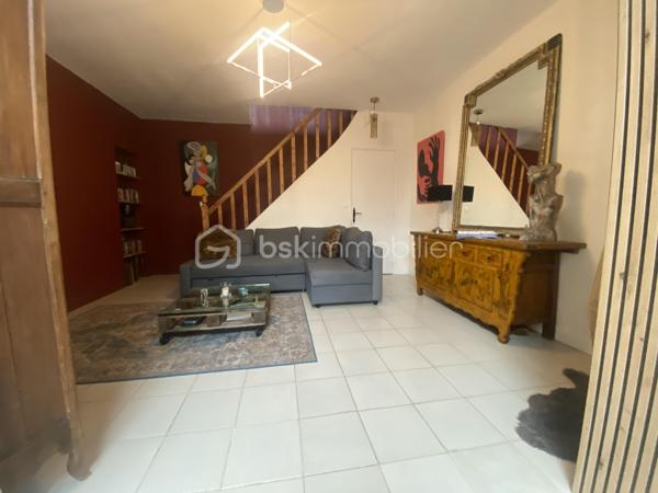 Découvrez cette charmante maison de 65 m² répartis sur 3 niveaux située à Trignac, entièrement rénovée avec goût il y a seulement 2 ans.
Son emplacement permet de bénéficier d'un accès immédiat  à St Nazaire, aux commerces et aux principaux axes de circulation.

Cette maison mitoyenne se compose de:

Au RDC: 
- dés l'entrée vous serez séduit par sa belle pièce de vie d environ 33 m² comprenant une cuisine lumineuse aménagée et équipée ouverte sur un salon cosy
- un espace de rangement
- un WC indépendant

Au premier étage:
- une SDE moderne 
- une chambre avec dressing

Au deuxième étage:
- une seconde chambre

A l'extérieur vous profiterez d'une agréable terrasse de 20 m² bien exposée et entourée avec un cabanon de jardin pour un espace de stockage supplémentaire.
Vous bénéficiez de 2 places de parking privatives 

Une maison clé en main à découvrir sans tarder!
(Prix Frais d'Agence Inclus)