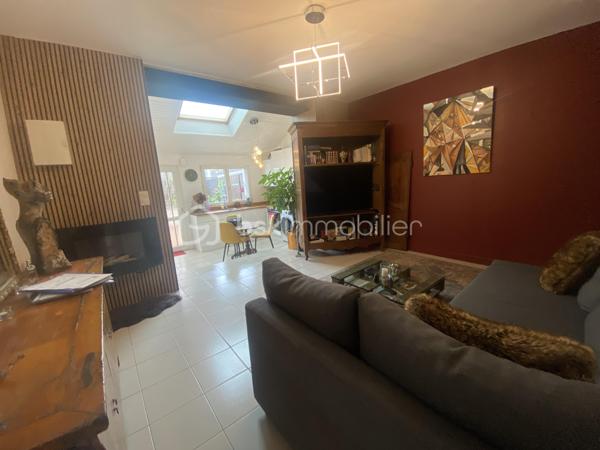 Découvrez cette charmante maison de 65 m² répartis sur 3 niveaux située à Trignac, entièrement rénovée avec goût il y a seulement 2 ans.
Son emplacement permet de bénéficier d'un accès immédiat  à St Nazaire, aux commerces et aux principaux axes de circulation.

Cette maison mitoyenne se compose de:

Au RDC: 
- dés l'entrée vous serez séduit par sa belle pièce de vie d environ 33 m² comprenant une cuisine lumineuse aménagée et équipée ouverte sur un salon cosy
- un espace de rangement
- un WC indépendant

Au premier étage:
- une SDE moderne 
- une chambre avec dressing

Au deuxième étage:
- une seconde chambre

A l'extérieur vous profiterez d'une agréable terrasse de 20 m² bien exposée et entourée avec un cabanon de jardin pour un espace de stockage supplémentaire.
Vous bénéficiez de 2 places de parking privatives 

Une maison clé en main à découvrir sans tarder!
(Prix Frais d'Agence Inclus)