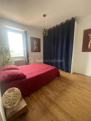 Découvrez cette charmante maison de 65 m² répartis sur 3 niveaux située à Trignac, entièrement rénovée avec goût il y a seulement 2 ans.
Son emplacement permet de bénéficier d'un accès immédiat  à St Nazaire, aux commerces et aux principaux axes de circulation.

Cette maison mitoyenne se compose de:

Au RDC: 
- dés l'entrée vous serez séduit par sa belle pièce de vie d environ 33 m² comprenant une cuisine lumineuse aménagée et équipée ouverte sur un salon cosy
- un espace de rangement
- un WC indépendant

Au premier étage:
- une SDE moderne 
- une chambre avec dressing

Au deuxième étage:
- une seconde chambre

A l'extérieur vous profiterez d'une agréable terrasse de 20 m² bien exposée et entourée avec un cabanon de jardin pour un espace de stockage supplémentaire.
Vous bénéficiez de 2 places de parking privatives 

Une maison clé en main à découvrir sans tarder!
(Prix Frais d'Agence Inclus)