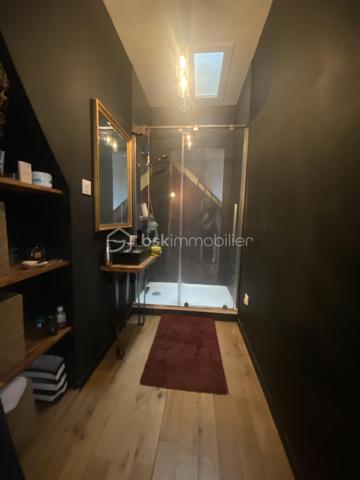 Découvrez cette charmante maison de 65 m² répartis sur 3 niveaux située à Trignac, entièrement rénovée avec goût il y a seulement 2 ans.
Son emplacement permet de bénéficier d'un accès immédiat  à St Nazaire, aux commerces et aux principaux axes de circulation.

Cette maison mitoyenne se compose de:

Au RDC: 
- dés l'entrée vous serez séduit par sa belle pièce de vie d environ 33 m² comprenant une cuisine lumineuse aménagée et équipée ouverte sur un salon cosy
- un espace de rangement
- un WC indépendant

Au premier étage:
- une SDE moderne 
- une chambre avec dressing

Au deuxième étage:
- une seconde chambre

A l'extérieur vous profiterez d'une agréable terrasse de 20 m² bien exposée et entourée avec un cabanon de jardin pour un espace de stockage supplémentaire.
Vous bénéficiez de 2 places de parking privatives 

Une maison clé en main à découvrir sans tarder!
(Prix Frais d'Agence Inclus)