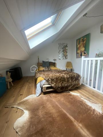 Découvrez cette charmante maison de 65 m² répartis sur 3 niveaux située à Trignac, entièrement rénovée avec goût il y a seulement 2 ans.
Son emplacement permet de bénéficier d'un accès immédiat  à St Nazaire, aux commerces et aux principaux axes de circulation.

Cette maison mitoyenne se compose de:

Au RDC: 
- dés l'entrée vous serez séduit par sa belle pièce de vie d environ 33 m² comprenant une cuisine lumineuse aménagée et équipée ouverte sur un salon cosy
- un espace de rangement
- un WC indépendant

Au premier étage:
- une SDE moderne 
- une chambre avec dressing

Au deuxième étage:
- une seconde chambre

A l'extérieur vous profiterez d'une agréable terrasse de 20 m² bien exposée et entourée avec un cabanon de jardin pour un espace de stockage supplémentaire.
Vous bénéficiez de 2 places de parking privatives 

Une maison clé en main à découvrir sans tarder!
(Prix Frais d'Agence Inclus)