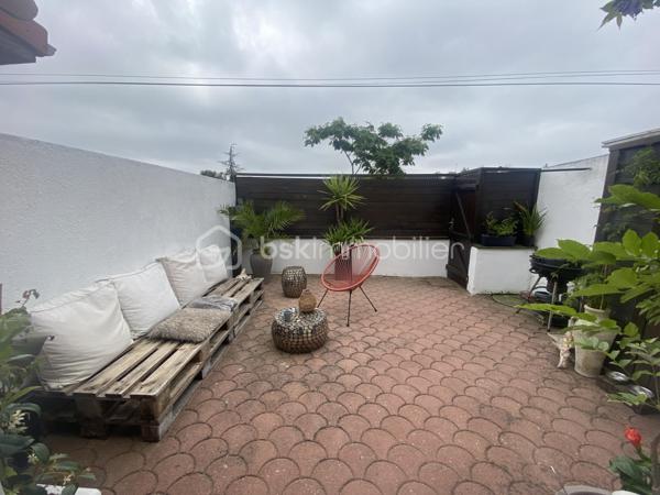 Découvrez cette charmante maison de 65 m² répartis sur 3 niveaux située à Trignac, entièrement rénovée avec goût il y a seulement 2 ans.
Son emplacement permet de bénéficier d'un accès immédiat  à St Nazaire, aux commerces et aux principaux axes de circulation.

Cette maison mitoyenne se compose de:

Au RDC: 
- dés l'entrée vous serez séduit par sa belle pièce de vie d environ 33 m² comprenant une cuisine lumineuse aménagée et équipée ouverte sur un salon cosy
- un espace de rangement
- un WC indépendant

Au premier étage:
- une SDE moderne 
- une chambre avec dressing

Au deuxième étage:
- une seconde chambre

A l'extérieur vous profiterez d'une agréable terrasse de 20 m² bien exposée et entourée avec un cabanon de jardin pour un espace de stockage supplémentaire.
Vous bénéficiez de 2 places de parking privatives 

Une maison clé en main à découvrir sans tarder!
(Prix Frais d'Agence Inclus)