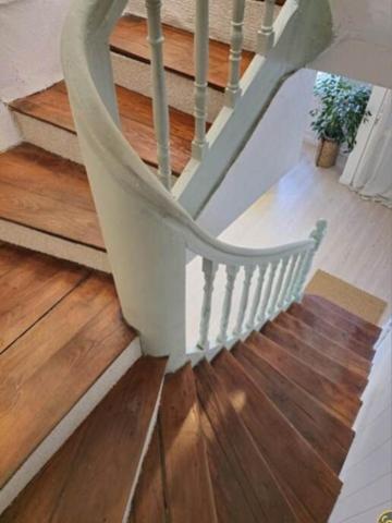 Construction solide, idéalement placée, commodités à proximité