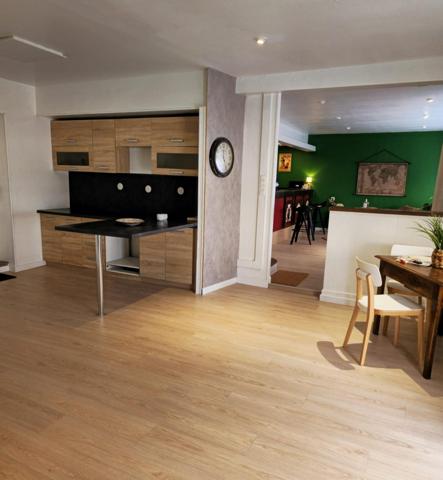 Construction solide, idéalement placée, commodités à proximité