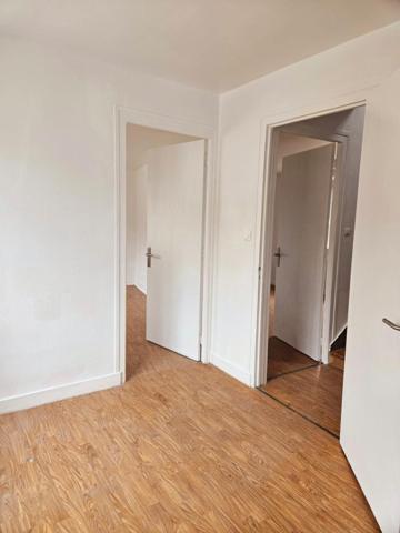 Construction solide, idéalement placée, commodités à proximité