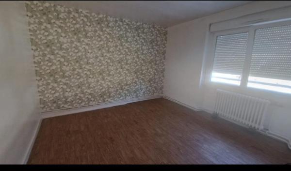 Construction solide, idéalement placée, commodités à proximité