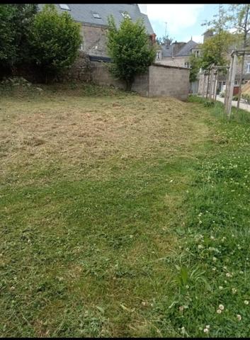 Construction solide, idéalement placée, commodités à proximité