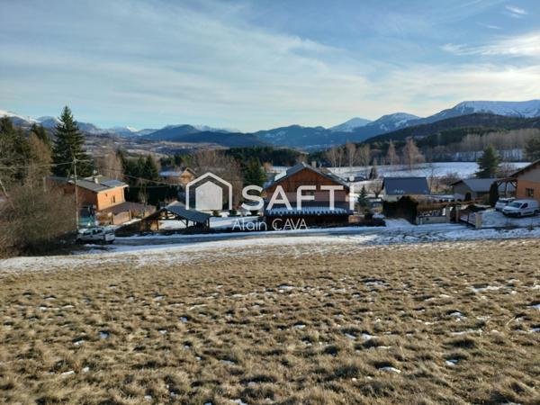 Terrain de 1581m² dont 580m² de constructible exposé sud ouest dans un petit hameau