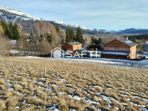 Terrain de 1581m² dont 580m² de constructible exposé sud ouest dans un petit hameau