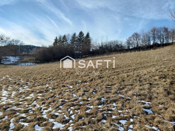 Terrain de 1581m² dont 580m² de constructible exposé sud ouest dans un petit hameau