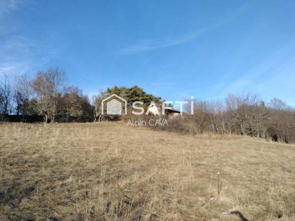 Terrain de 1581m² dont 580m² de constructible exposé sud ouest dans un petit hameau