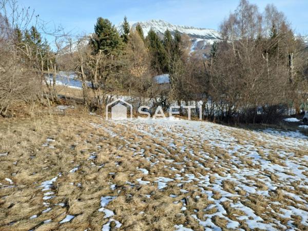 Terrain de 1581m² dont 580m² de constructible exposé sud ouest dans un petit hameau