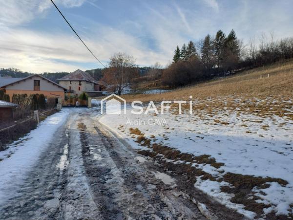 Terrain de 1581m² dont 580m² de constructible exposé sud ouest dans un petit hameau