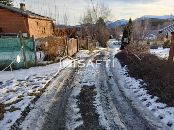 Terrain de 1581m² dont 580m² de constructible exposé sud ouest dans un petit hameau