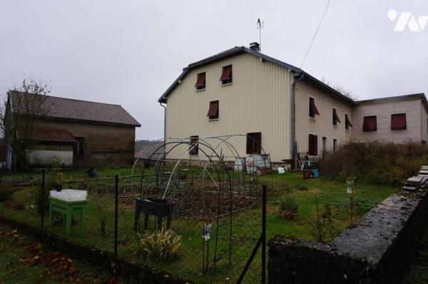 Maison ancienne composée de quatre appartements avec garages et dépendances